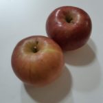実りの秋の贈り物・銀杏・リンゴ